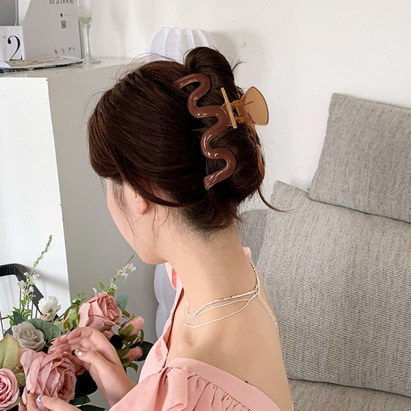 Oversized Wave Hair Clip Claw